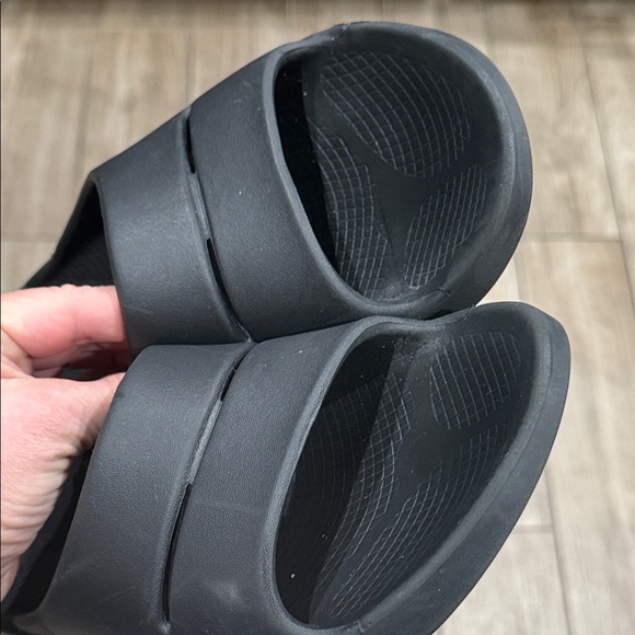 OOFOS Ooahh Black Comfort Slides Unisex W8/M6 - Picture 6 of 8